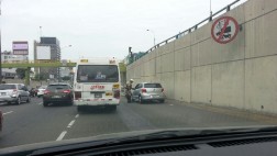 Tres coasters van por Vía Expresa y el policía no las detiene