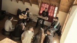 Dupla Neymar-Alves y su talento tocando instrumentos musicales