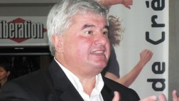 Francia: Alcalde denunciado por acoso sexual envió 15 mil sms