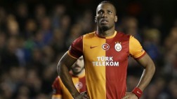 Drogba volvió a la cancha de Chelsea con un horrible tiro libre