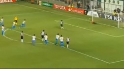 Ronaldinho falló un penal, pero se reinvindicó anotando otro