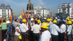 Unos 1500 mineros ilegales marchan a la plaza San Martín