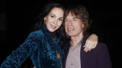 Mick Jagger llora la muerte de su novia acompañado de sus hijos