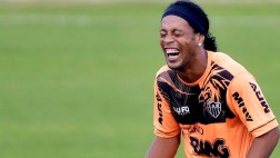 Ronaldinho es capaz de humillar a un compañero en seis segundos