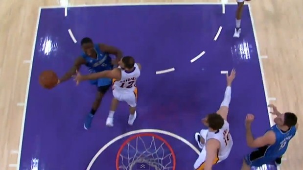Mira esta genial y poco usual jugada que sorprendió en la NBA