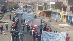 Mineros de Arequipa realizan marcha por la Panamericana Sur