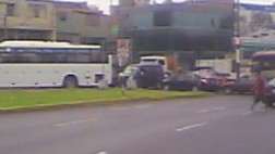 Conductores ignoran señal y provocan congestión vehicular