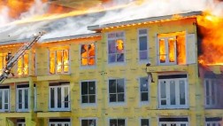 VIDEO: Hombre se salva de incendio con temerario salto