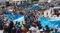 Mineros ilegales de Nasca siguen con bloqueo de la Panamericana