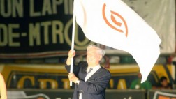 El día que Vargas Llosa ondeó la bandera crema en el Monumental