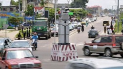 En Congo un robot dirige el tránsito