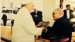 Papa Francisco recibe libro "Tesoros de la Catedral del Cusco"