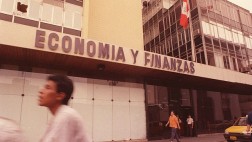 ¿Cómo se liberalizó la economía peruana en la década del 90?