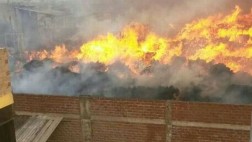 Chosica: Bomberos aún no logran apagar el incendio