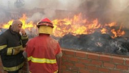 Chosica: Bomberos logran controlar incendio en depósito