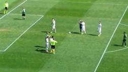 Árbitro italiano cobró penal pero luego se retractó: ¿Qué pasó?
