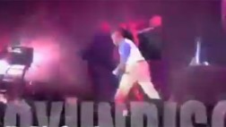 Atacan a 'Residente' de Calle 13 y responde con un puñetazo