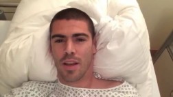 Valdés compartió videoselfie tras su operación en la rodilla