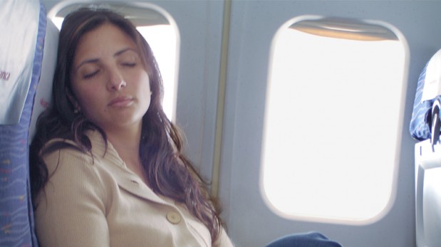 5 formas eficaces para dormir bien durante un viaje en avión
