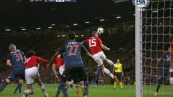 Vidic adelantó al Manchester United con este notable cabezazo