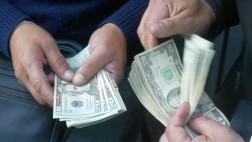 Dólar redujo su precio a S/.2,807 por ventas de bancos