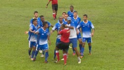 Preparador de arqueros agrede a árbitro con tremendo puñetazo