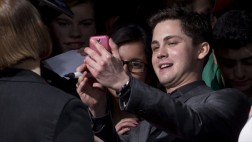 Logan Lerman invita a sus seguidoras a verlo en "Noé"