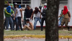 Venezuela: Chavistas golpean y desnudan a estudiantes