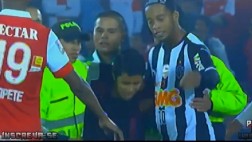 Ronaldinho recibió con abrazo a hincha que se metió a la cancha