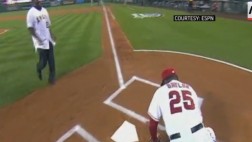 Béisbol: hizo un lanzamiento de honor y le rompió el fémur