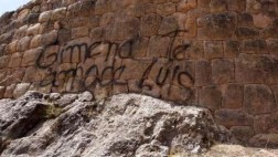 Pintas en muro inca: escolares dañaron con aerosol 15 piedras