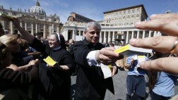 Papa Francisco regaló Evangelios de bolsillo en El Vaticano