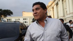 Burgos cree que cinco personas pagaron para matar a su hijo