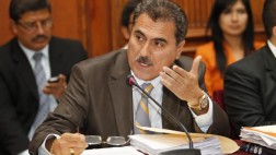 Julio Gagó: Correos electrónicos hunden más a congresista