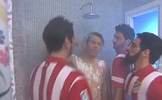 Jugadores del Atlético marcarán a Iniesta hasta en la ducha