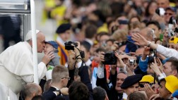 Papa Francisco invita a un conocido a que suba al papamóvil