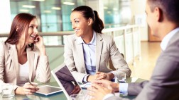 ¿Cuáles son los beneficios de socializar en el trabajo?