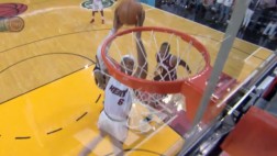 LeBron también falla: mira como le tapan la canasta ganadora