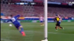 ¡Lo qué falló Messi! El argentino erró de cabeza en el área