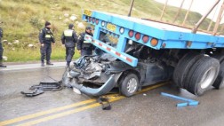 Auto se estrelló contra tráiler y murieron cuatro ocupantes