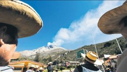 Piedras incandescentes que expulsó el Ubinas cayeron en Querapi