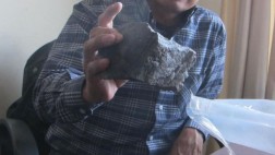 El volcán Ubinas expulsa rocas como esta