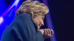 Hillary Clinton esquiva el zapato que le lanzó una mujer