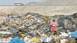 Toneladas de basura se arrojan cerca del boulevard de Asia