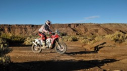Motociclistas en top ten en el Desafío Ruta 40 de Argentina