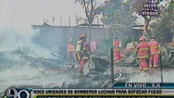 Incendio destruyó dos madereras en San Juan de Lurigancho