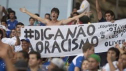 Club de Brasil desciende por insultos racistas de sus hinchas