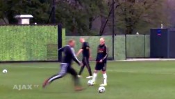 Bergkamp no pierde la calidad a los 44 años y marca este golazo