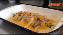 Chef Héctor Solís prepara un tradicional jaladito de cachema