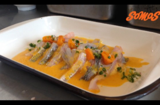 Chef Héctor Solís prepara un tradicional jaladito de cachema